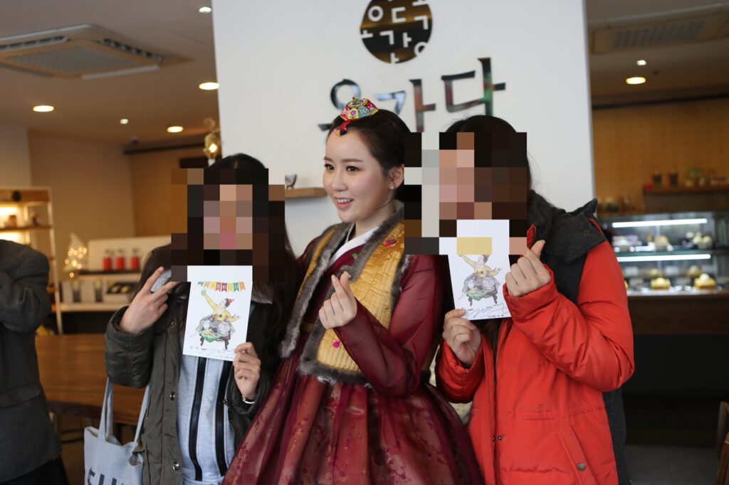 [오가다와 내숭이야기 전시회] 카페 오가다 문화일보점 전시 전경