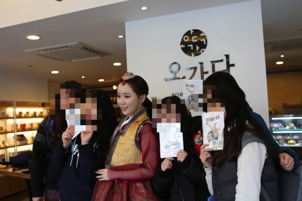 [오가다와 내숭이야기 전시회] 카페 오가다 문화일보점 전시 전경
