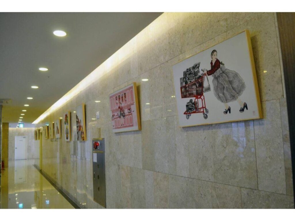Art inspiration in TOSCANA Jeju 한국화가 김현정 展, 호텔 토스카나 메인 로비 전시장 전경