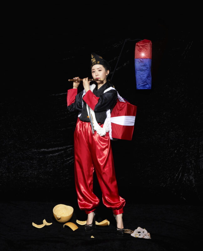 김현정, 결혼: 함 들어 오는 날, 2019, 퍼포먼스 사진, 81.3x61cm