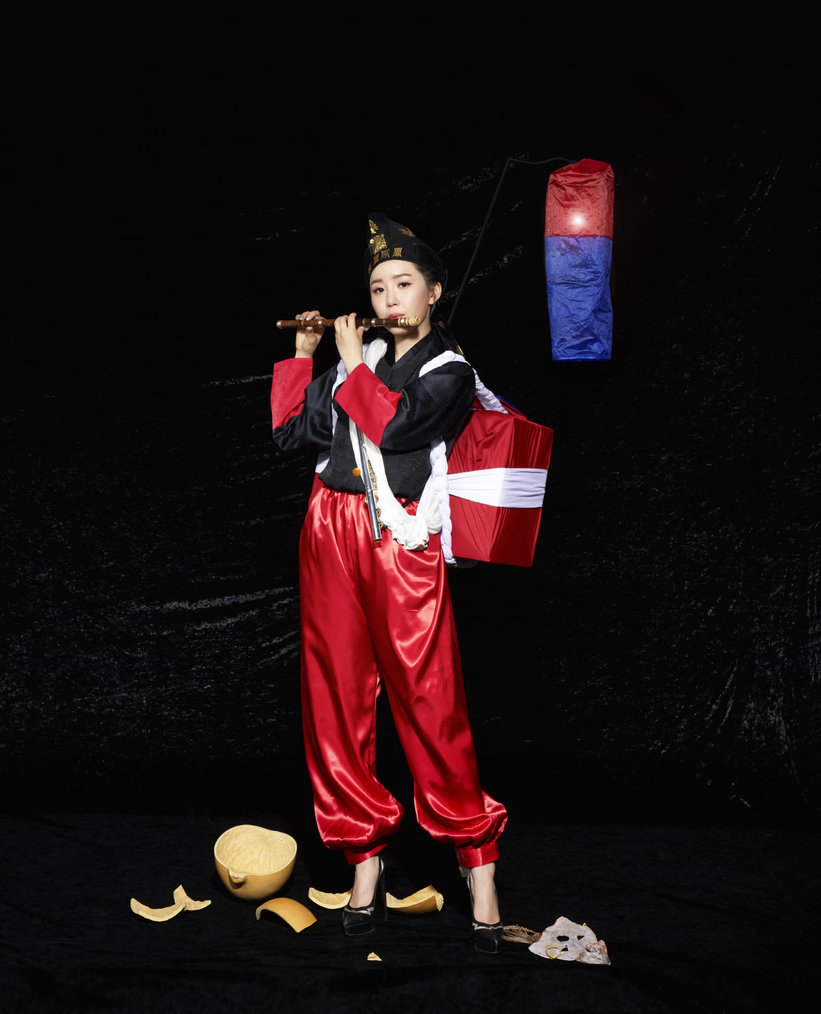 김현정, 결혼: 함 들어 오는 날, 2019, 퍼포먼스 사진, 81.3x61cm