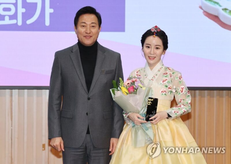 서울시 감사패 받은 한국화가 김현정 연합뉴스
